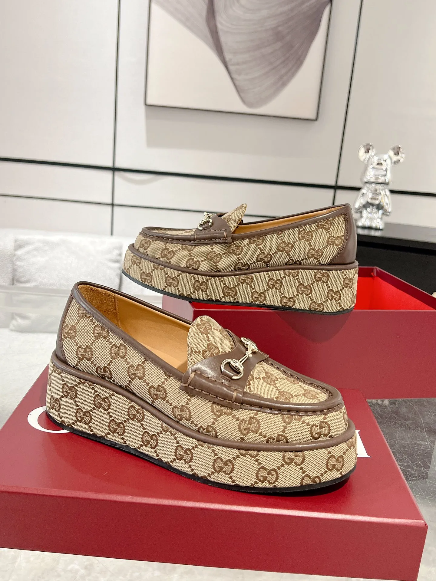 👟👟Ex-factory price 640👟👟 Leather surface 💰Gucci’s latest women’s horsebit wedge loafers ❗️❗️ Original purchase, development and production. The brand’s classic elements inject timeless style into this exquisite horsebit loafer. Glossy leather is paired with light gold-tone hardware. Wedge detailing adds a personal touch to a classic style. Original customized cowhide. Original customized soft sheepskin lining. Original molded leather with rubber outsole. Bottom thickness: 2.5CM in the front and 5cm in the back. Number of yards: 35-41 (custom-made 40 and 41 are non-refundable)